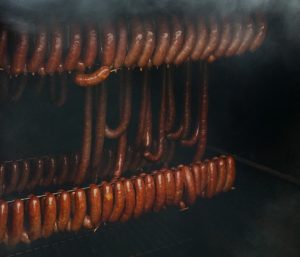 Hemslaktaren Milan tillverkar till exempel läckra korvar till kunden av hemslaktat kött.